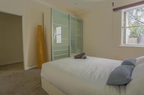 Dynamic 2 Bedroom home close to city buzz Darling St 2 E-Bikes Included - main image