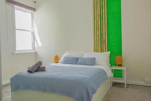 Dynamic 2 Bedroom home close to city buzz Darling St 2 E-Bikes Included - image 6