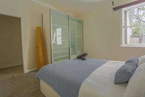 Dynamic 2 Bedroom home close to city buzz Darling St 2 E-Bikes Included - image 8