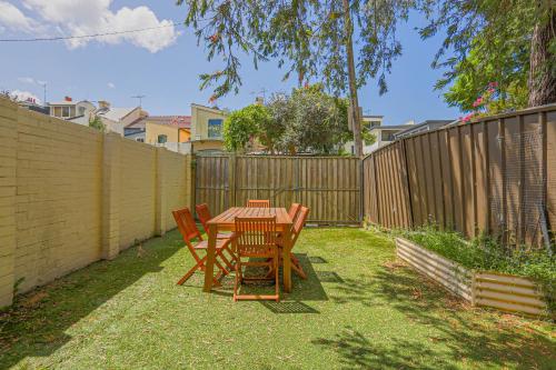 Dynamic 2 Bedroom home close to city buzz Darling St 2 E-Bikes Included - image 12