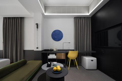 Twin Room image 7