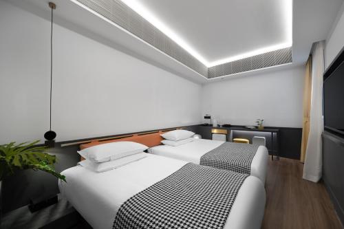 Twin Room room in Listen to the 19th century German castle hotel