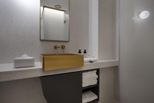 Double Room with Balcony (2 Adults + 1 Child) image 6