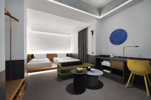 Twin Room image 8