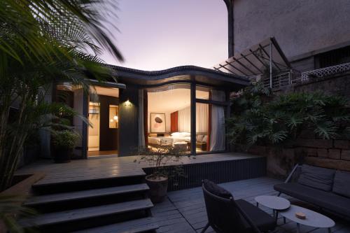 A szálláshely kívülről, Listen to the 19th century German castle hotel near Yu-kert