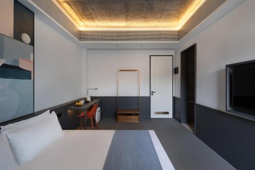 Double Room with Balcony (2 Adults + 1 Child) image 4