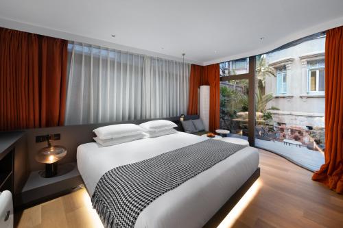 Listen to the 19th century German castle hotel near Yu-kert