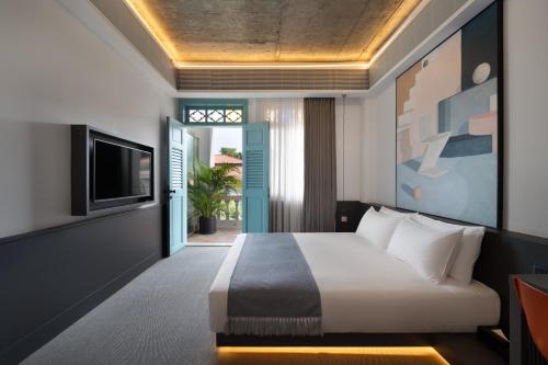 Double Room with Balcony (2 Adults + 1 Child) image 1