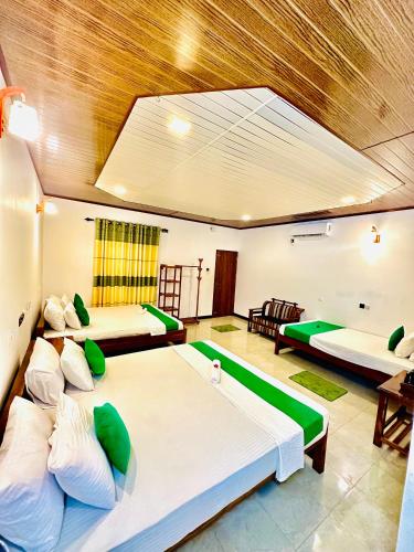 2 king beds, 1 twin bed