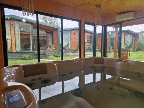 Karstais baseins, Noor House 2 in Sunksujusa