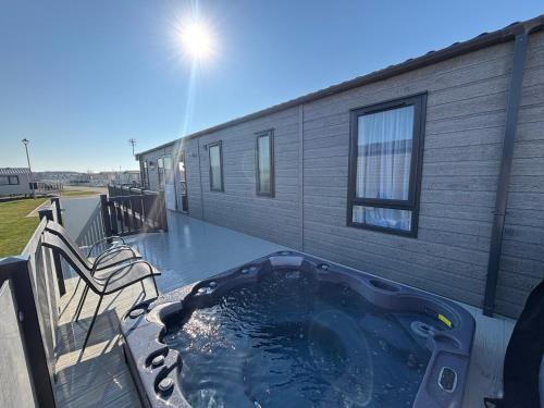 Golden Palm Resort - Palm Grove Lodge 1, hot tub, WiFi & pet friendly - Meadow Lakes Caravan & Lodge Hire