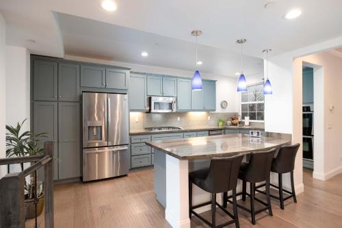 Water Views on Every Floor for this multi Holiday Home - Walk to the Beach Water Views on Every Floor for this multi Holiday Home - Walk to the Beach