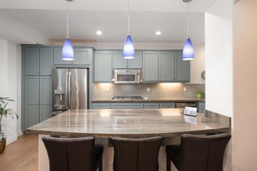 Water Views on Every Floor for this multi Holiday Home - Walk to the Beach Water Views on Every Floor for this multi Holiday Home - Walk to the Beach