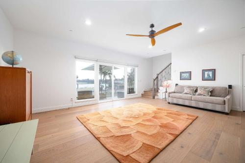 Water Views on Every Floor for this multi Holiday Home - Walk to the Beach Water Views on Every Floor for this multi Holiday Home - Walk to the Beach