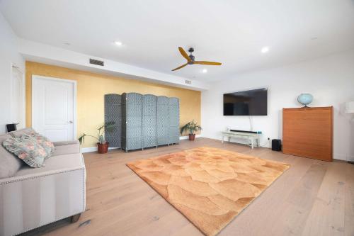 Water Views on Every Floor for this multi Holiday Home - Walk to the Beach Water Views on Every Floor for this multi Holiday Home - Walk to the Beach