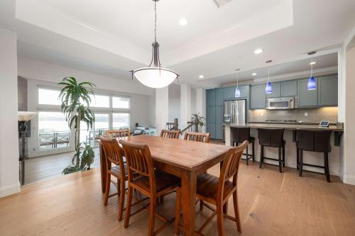 Water Views on Every Floor for this multi Holiday Home - Walk to the Beach Water Views on Every Floor for this multi Holiday Home - Walk to the Beach