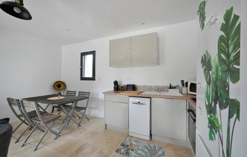 кухня, 1 Bedroom Stunning Home In Saint-Bauzille-De-Mont in Galargues