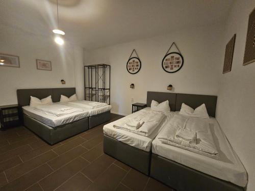 2 queen beds