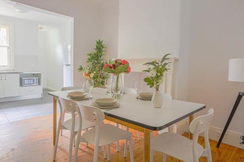 Elegant 2 BR on the edge of Downtown Dowling St 2 E-Bikes Included - image 14