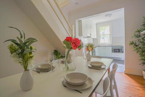 Elegant 2 BR on the edge of Downtown Dowling St 2 E-Bikes Included - image 11