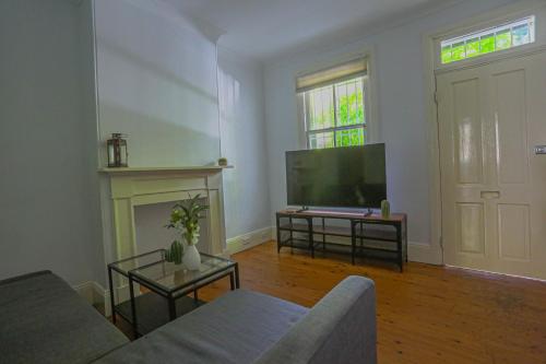 Elegant 2 BR on the edge of Downtown Dowling St 2 E-Bikes Included - image 11