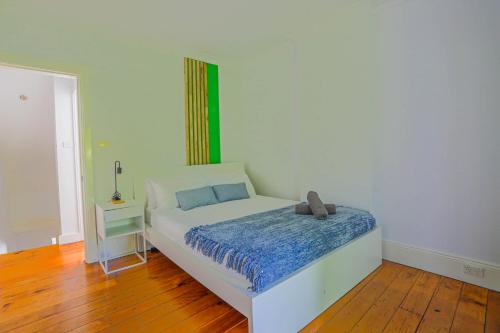 Elegant 2 BR on the edge of Downtown Dowling St 2 E-Bikes Included - image 13