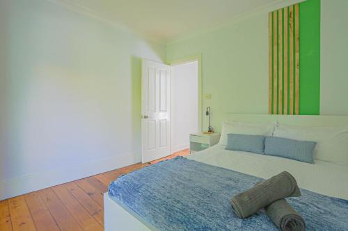 Elegant 2 BR on the edge of Downtown Dowling St 2 E-Bikes Included - image 9