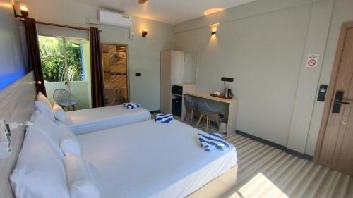 Deluxe Triple Room image 10