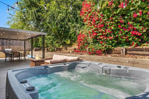 15 Min to Beach and Zoo - Hot Tub - Cozy Fire Villa Pit in Serra Mesa