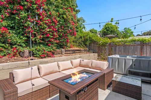15 Min to Beach and Zoo - Hot Tub - Cozy Fire Villa Pit in Serra Mesa