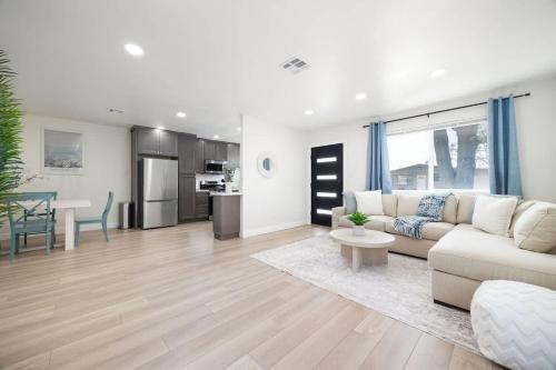 4 Miles to Beach Central and Newly Renovated in North Clairemont