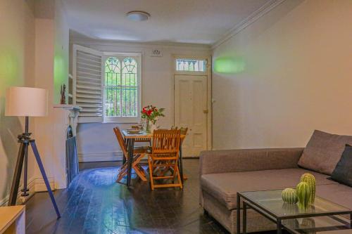 Spacious 3 Bedroom House Glebe with 2 E-Bikes Included - image 2