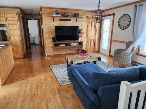 Koplietošanas atpūtas telpa ar TV, Saguenay-Lac-Saint-Jean Getaway 3-Bedroom Holiday Cottage with Garden View in Petit-Bégin (QC)