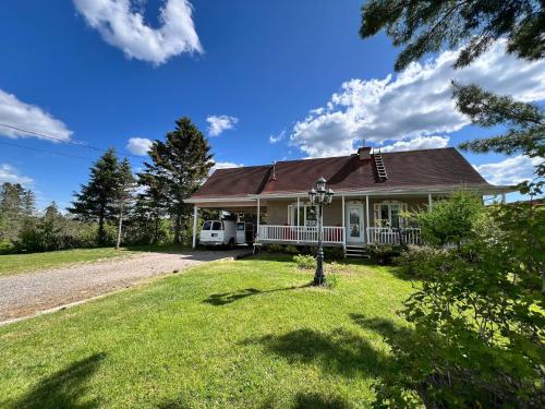 Saguenay-Lac-Saint-Jean Getaway 3-Bedroom Holiday Cottage with Garden View in Petit-Bégin (QC)