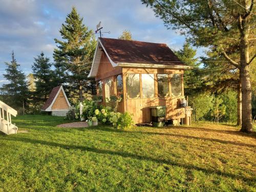 Iekārtas, Saguenay-Lac-Saint-Jean Getaway 3-Bedroom Holiday Cottage with Garden View in Petit-Bégin (QC)