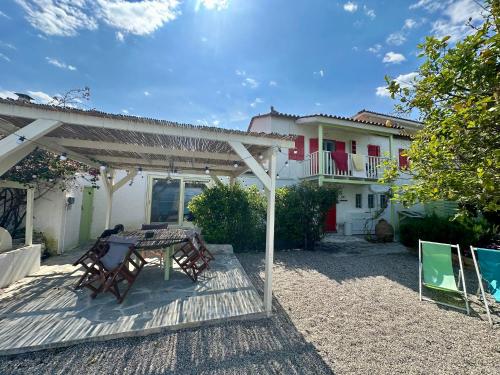 KIVERI 1876 traditional seafront cottage