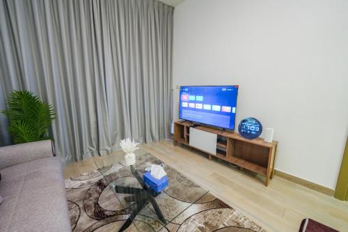 Luxurious 1BR Apartment with Stunning Views, Дубай (фото 5)