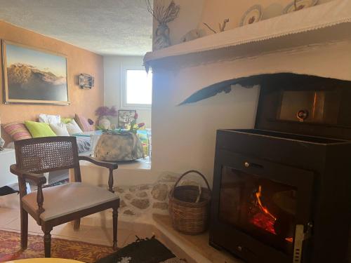 Elol stone house in Makris Gialos