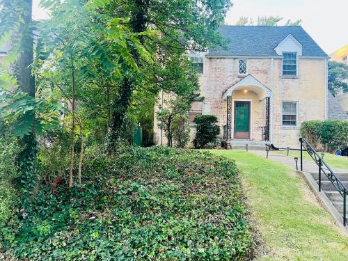 Lux 4 Bed Home w/ Parking Walk to Bethesda Metro! in Chevy Chase, USA
