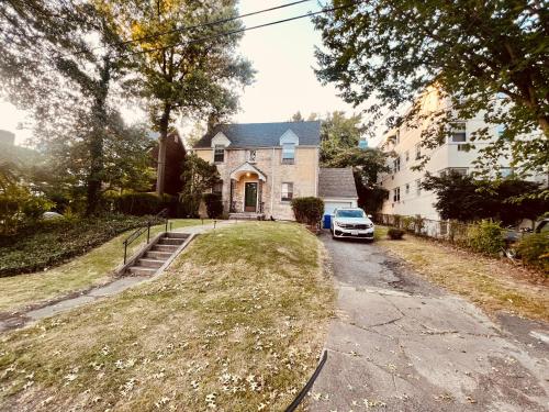 Lux 4 Bed Home w/ Parking Walk to Bethesda Metro! in Chevy Chase, USA