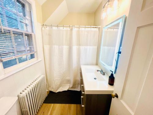 Lux 4 Bed Home w/ Parking Walk to Bethesda Metro! in Chevy Chase, USA