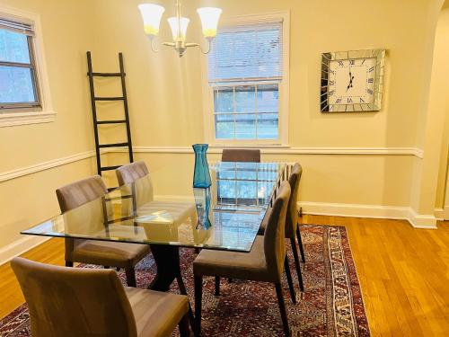 Lux 4 Bed Home w/ Parking Walk to Bethesda Metro! in Chevy Chase, USA
