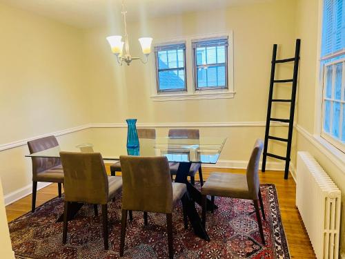 Lux 4 Bed Home w/ Parking Walk to Bethesda Metro! in Chevy Chase, USA