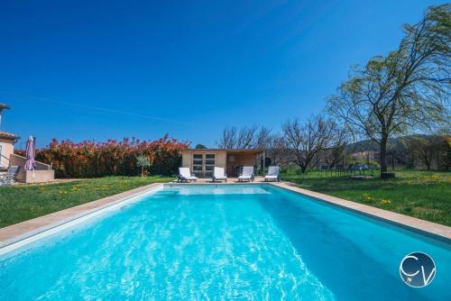 Villa moderne avec piscine dans village calme in Venejan