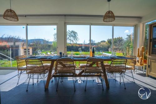 Villa moderne avec piscine dans village calme in Venejan