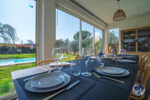 Villa moderne avec piscine dans village calme in Venejan