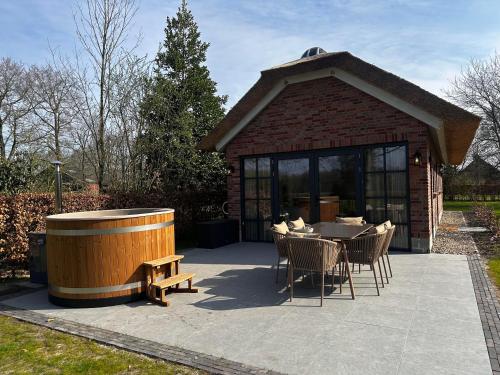 Garden, Landhuisje ter Heide - charming cottage with hottub in De Moer