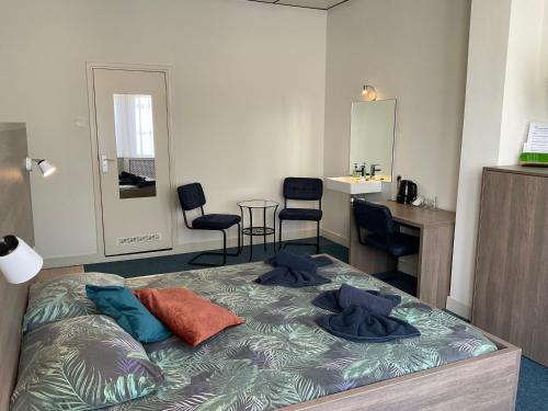 room detail thumbnail 1