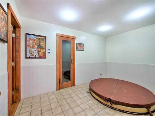 Amazing Estate on 100 Acres with Swimming Pool and 10 BRs Amazing Estate on 100 Acres with Swimming Pool and 10 BRs