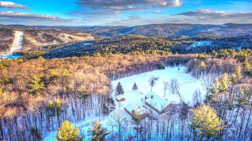 Amazing Estate on 100 Acres with Swimming Pool and 10 BRs Amazing Estate on 100 Acres with Swimming Pool and 10 BRs